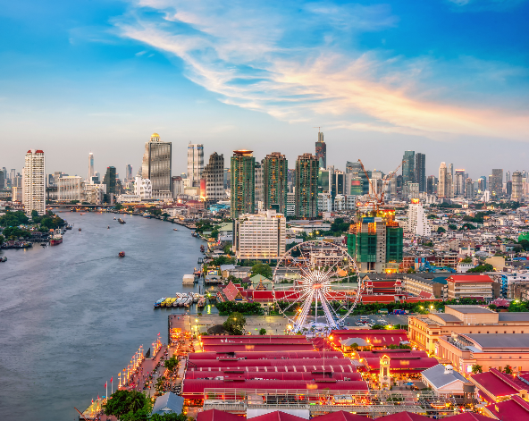 酒店內自由活動→鄭王廟&泰服體驗→曼谷最強百貨公司ICON SIAM(設有曼谷最大分店Harborland室內遊戲場)→Asiatique河濱碼頭夜市